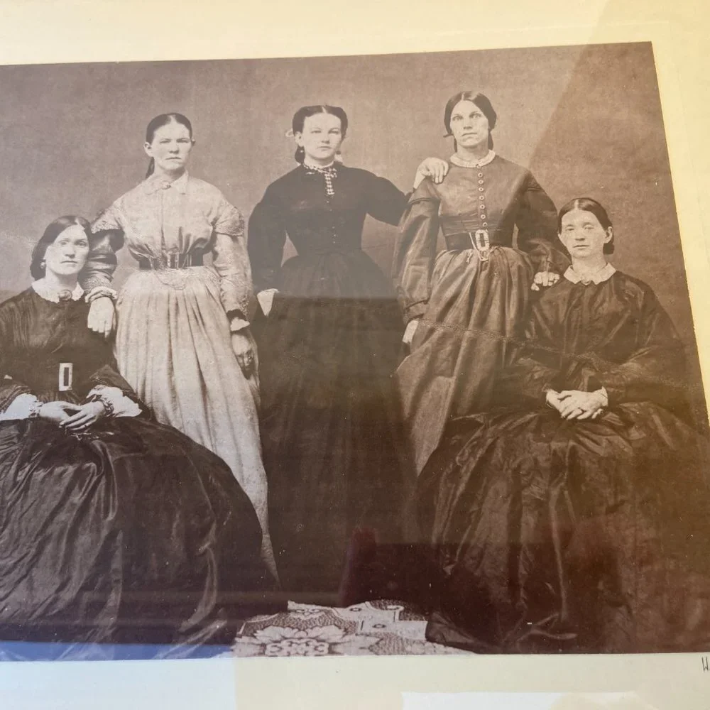 Antique Photo Women 1870 - 1890 s